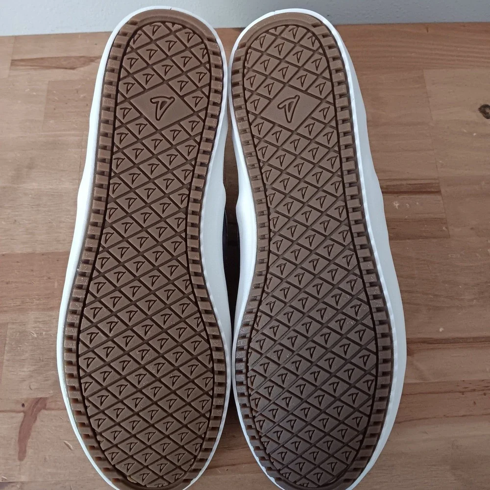 Sperry crest lug